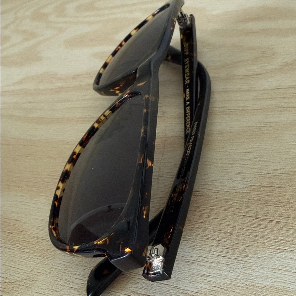 Tortoise Shell DIFF Polarized Sunglasses with Cas… - image 9